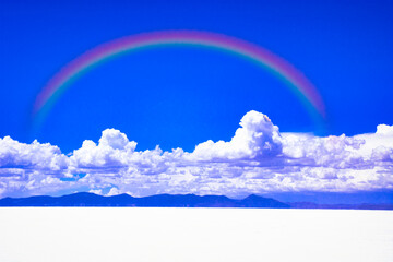 乾季のミラーレイク・ウユニ塩湖と虹の風景