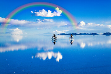 ミラーレイク・ウユニ塩湖と虹のある風景