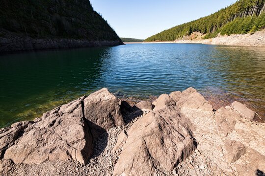  Idyllischer Rastplatz an der  Talsperre im sch&ouml;nen Schmalwassergrund bei Tambach Dietharz im Th&uuml;ringer Wald - Die fr&uuml;here Trinkwassertalsperre hat  mit 76 m den h&ouml;chsten Staudamm Deutschlands.