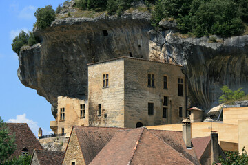 Fototapeta na wymiar medieval stone building (museum) in les eyzies-de-tayac in france