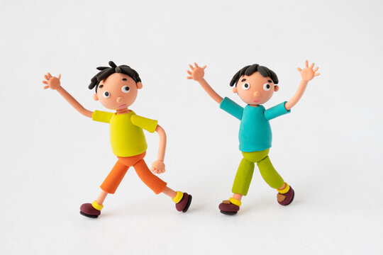 粘土の手を上げる子供たち