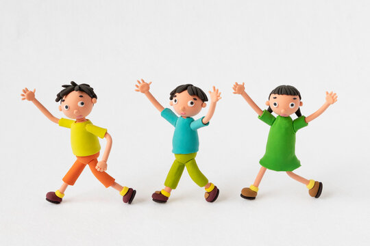 粘土の手をあげる子供たち