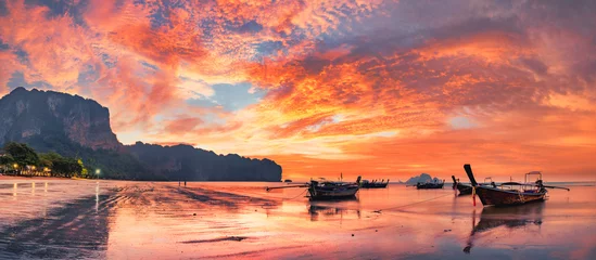 Foto op Canvas Traditionele Thaise boten bij zonsondergangstrand. Provincie Ao Nang Krabi © Netfalls