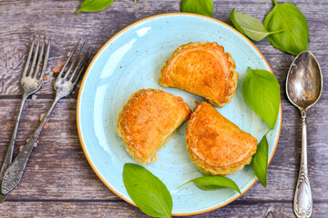 Spinach and cheese mini pastry pie 