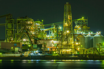 北九州苅田港の美しい工場の夜景