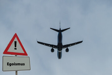Schild Egoismus Flugzeug