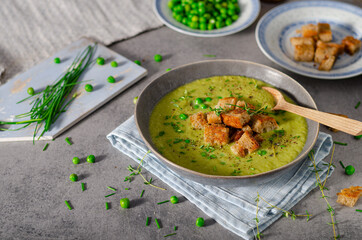 Leak soup with peas