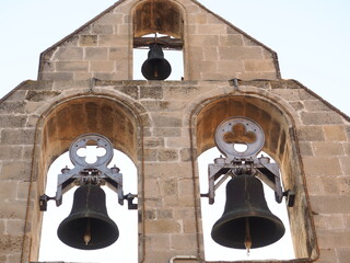 Obraz premium campanario con tres campanas, fondarella, lerida, españa