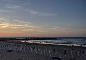 Obraz premium Playa vacía al atardecer en verano.
