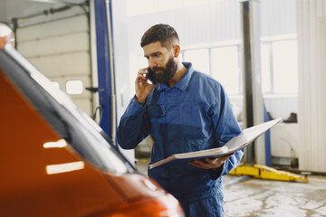 Car mechanic solves questions by phone with documents