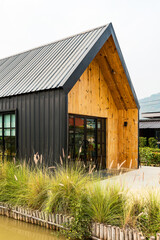 The house is made of metal sheets and pallet wood. The modern concept focuses on the economy.