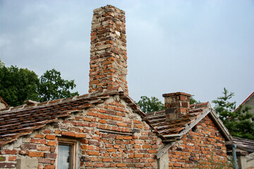 stary budynek z cegły z wysokim kominem