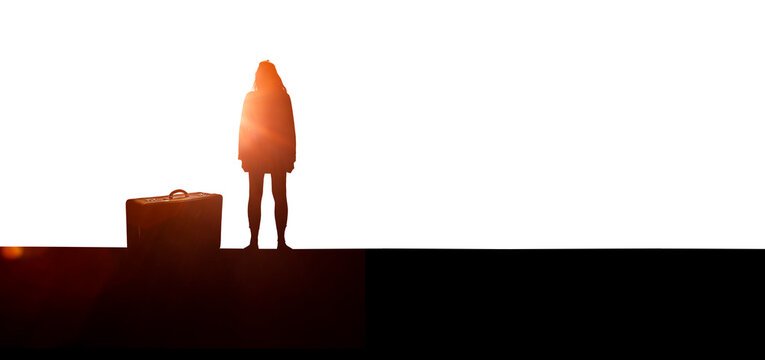 Junge Frau mit einem Koffer als silhouette