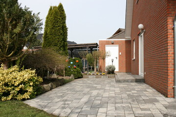  Gartenterrasse im Frühling.