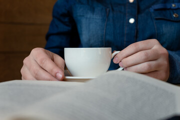 Fototapeta na wymiar girl drinking green tea in a cafe