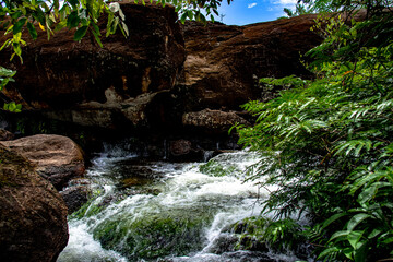 Corredeira de água cercado de pedras no Estado do Amapá - Amazônia - Brasil.