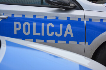 Policja niebieski napis na radiowozie policji polskiej. 