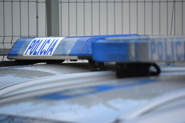 Policja niebieski napis na radiowozie policji polskiej. 