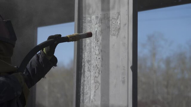 cleaning the iron door from paint by sandblasting