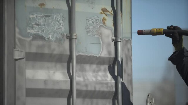 cleaning the iron door from paint by sandblasting