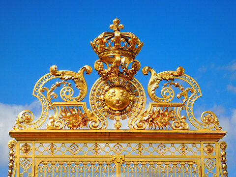Puerta de oro en el palacio Versalles