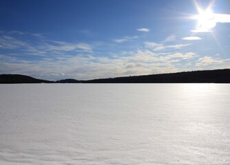 Obraz premium Frozen lake in winter