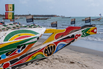 Proa decorada de una barca de pesca en las playas de Sanyang en la costa de Gambia