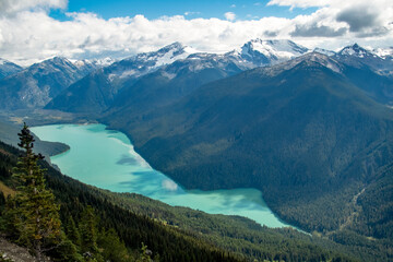 Fototapeta na wymiar Green lake in Canadian Rockies