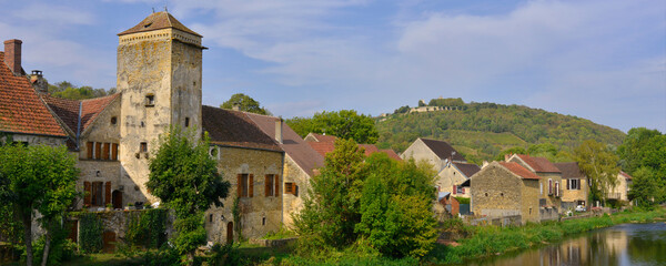 Panoramique au bord de la Cure à Saint-Père (89450), département de l'Yonne en région Bourgogne-Franche-Comté, France