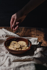 Sorrentinos caseros. Pasta servida con salsa
