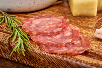 peperoni con una rama de romero en una mesa rustica