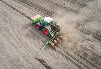 Landwirt mit moderner Landtechnik beim Maislegen, Luftbild - landwirtschaftliches Symbolfoto.