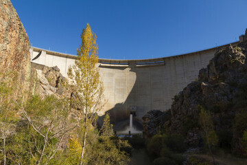 Fototapeta na wymiar Water outlet in reservoir dam - Salida de Agua en dique de Embalse