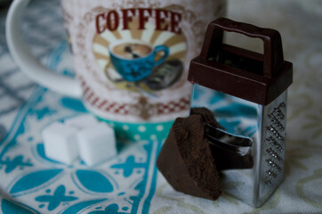 Taza de café con chocolate.