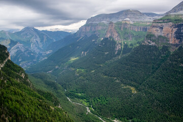 Fototapeta premium Vista de la zona más amplia del Valle de Ordesa, de donde parten todas las excursiones por contar con un gran aparcamiento y un área de descanso dentro del parque nacional, en los Pirineos españoles