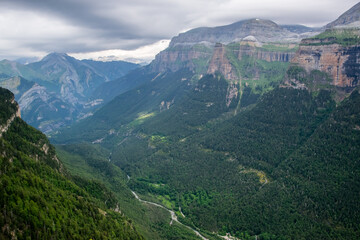 Vista de la zona más amplia del Valle de Ordesa, de donde parten todas las excursiones por contar con un gran aparcamiento y un área de descanso dentro del parque nacional, en los Pirineos españoles