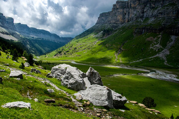 Grandes rocas de piedra caliza transportadas hace milenios por los hielos de la última glaciación...