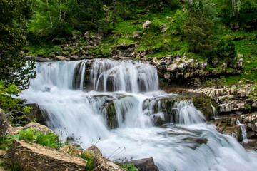 Un arroyo desciende en pequeñas cascadas con aspecto sedoso al utilizarse la técnica fotográfica de la larga exposición, en el Parque Nacional de Ordesa, España