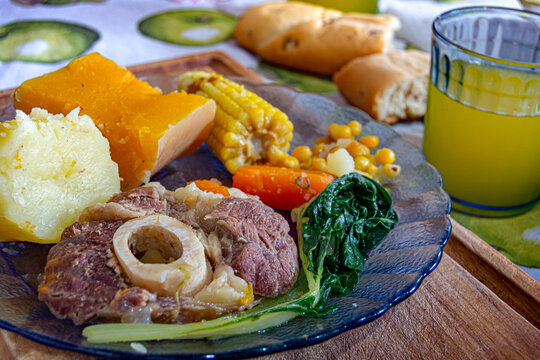 puchero, plato tradicional Argentino sobre vajilla azul 