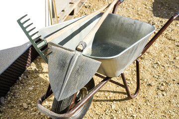 Schubkarre mit Spaten und Material 