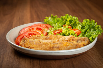 Fried fish with salad. Pexe Frito Brasileiro.