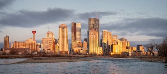Naklejka premium Calgary's skyline along the Bow River in the morning. 
