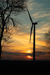 Wiatrak, ekologiczne źródło energii o zachodzie słońca. © Tomus