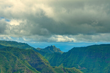 Fototapeta na wymiar Montagnes de Nuku Hiva - iles marquises - polynesie francaise