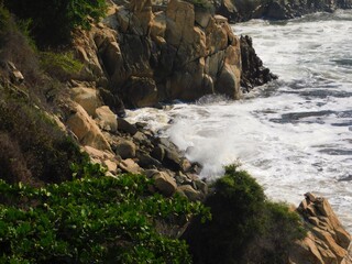 Sea ​​roughly hitting the cliff