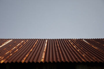 赤茶色のトタン葺きの屋根