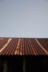 Obraz na płótnie Canvas 赤茶色のトタン葺きの屋根