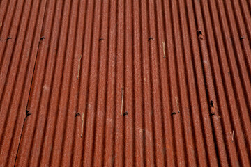 赤茶色のトタン葺きの屋根