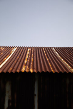 赤茶色のトタン葺きの屋根