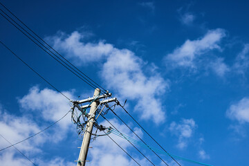 真っ青な青空と電信柱